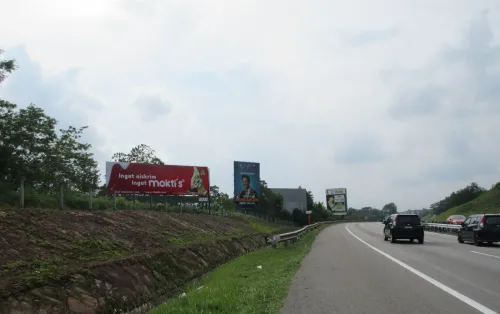 Di KM 86.8 (NB) Ayer Hitam / Yong Peng, Johor - Row