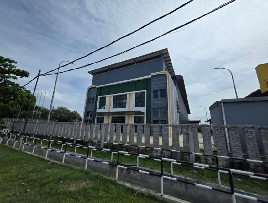 Prime Main Road Frontage: 1 acres Detached Factory Pandamaran, Port Klang – 800 Amp & High Floor Loading