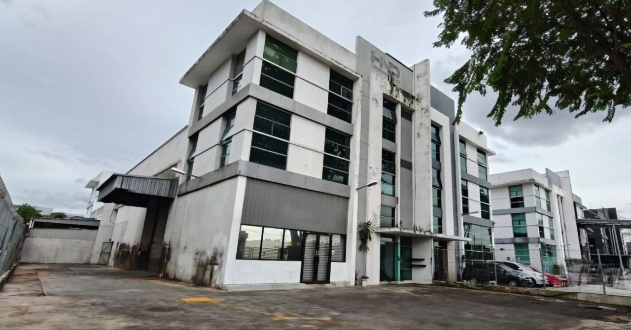 Mount Austin, Jalan Mutiara Emas 5 @3 Storey Cluster Factory FOR RENT