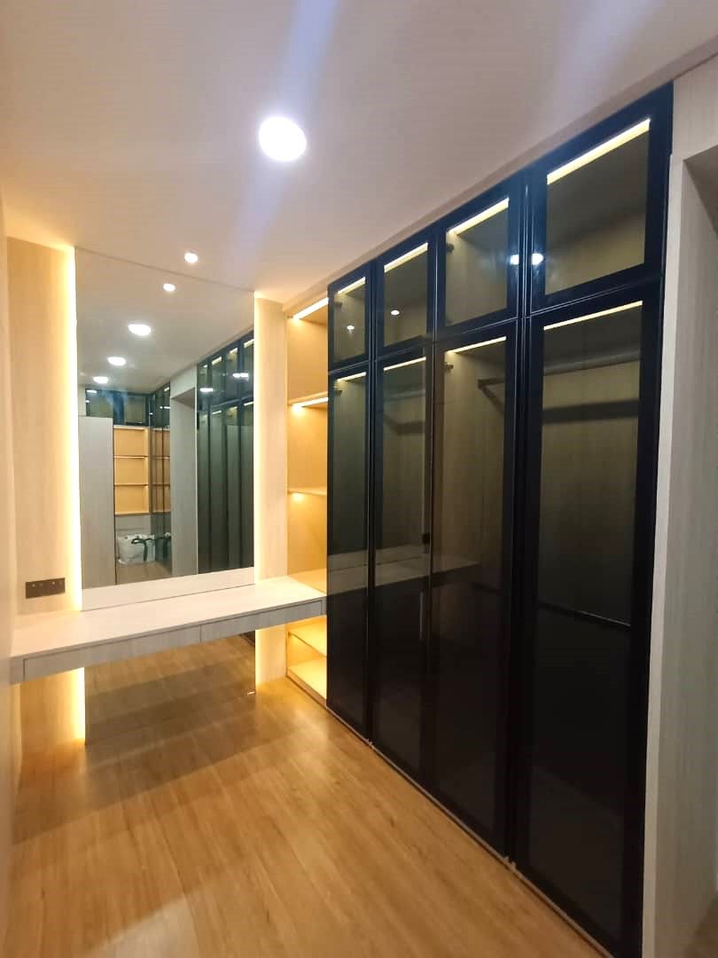 LAMINATED L-SHAPE WARDROBE WITH VENEER GLASS | MASTER BEDROOM AT SUBANG JAYA | PUCHONG | CHERAS