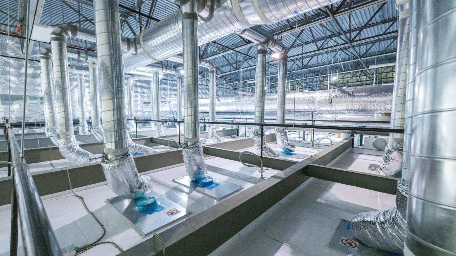 Semiconductor cleanroom chilled water system