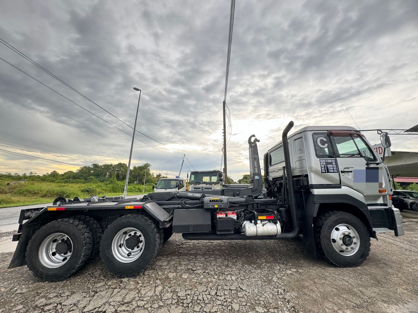 NISSAN CK482 ROLL ON ROLL OFF TRUCK (SOLD)