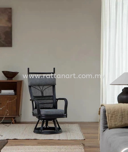 RATTAN LOUNGE CHAIR