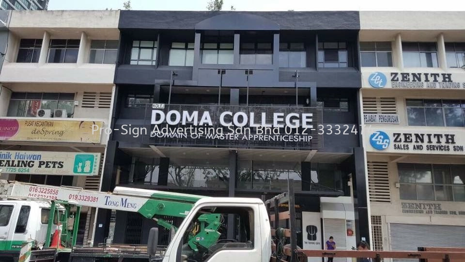 3D STAINLESS STEEL BOX UP LED FRONT LIT WITH MESH METAL BASE (DOMA COLLEGE, PJ, 2018)