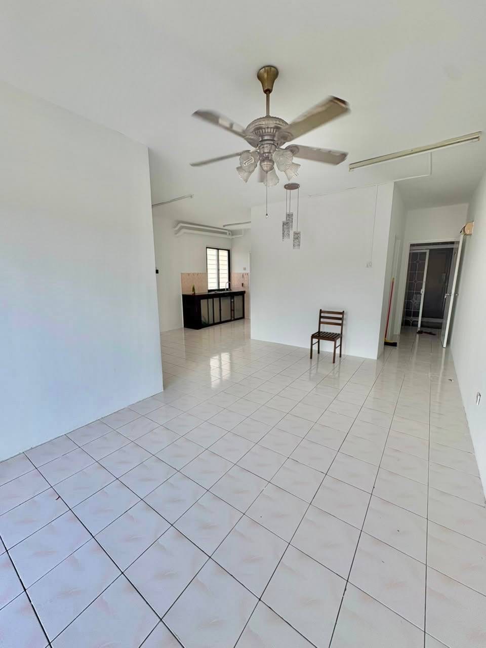 CORNER UNIT Vista Pinggiran Apartment Taman Pinggiran Putra Seri Kembangan FOR SALE
