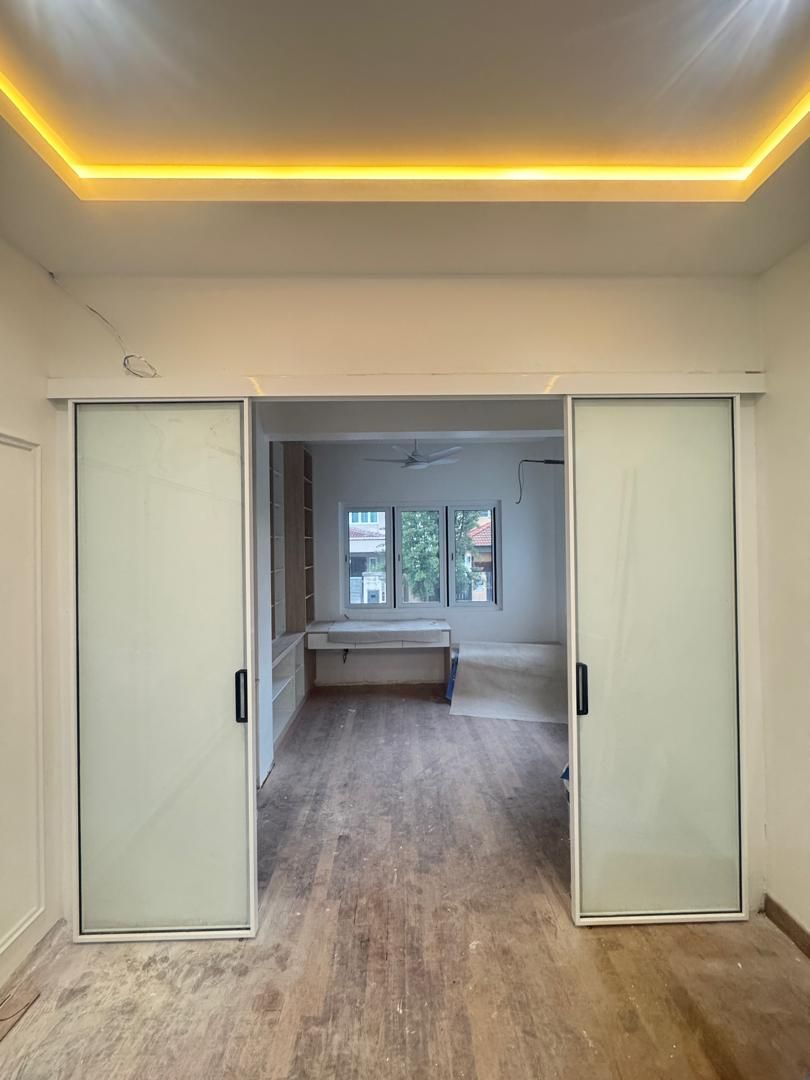 Ultra-slim Sliding Door