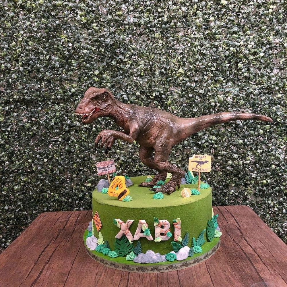 T Rex Dinosaur Cake
