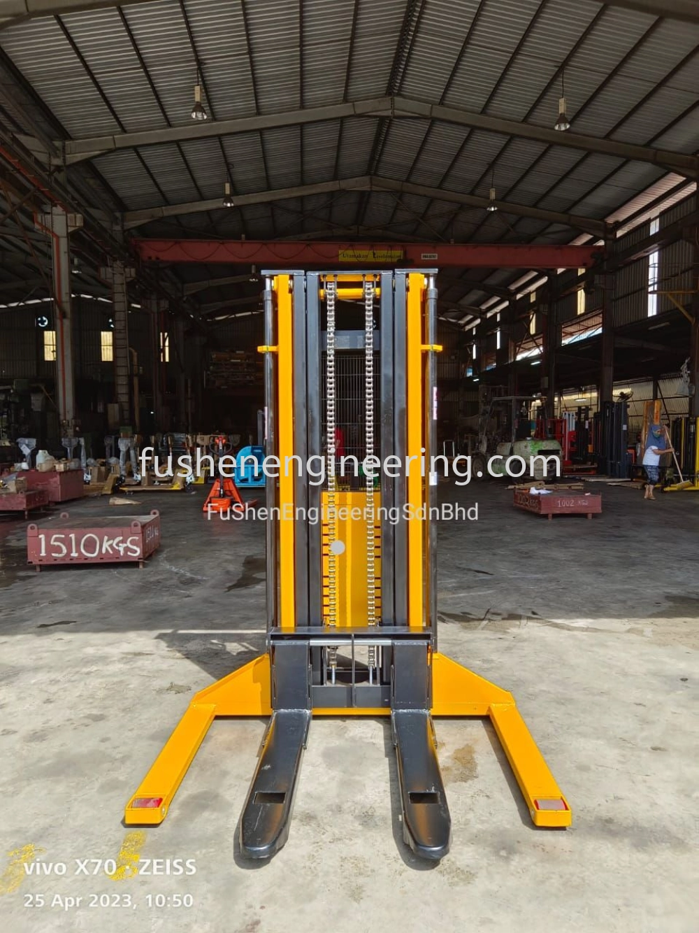 Semi Electric Stacker with straddle leg