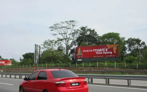 Di KM 86.8 (NB) Ayer Hitam / Yong Peng, Johor - Row