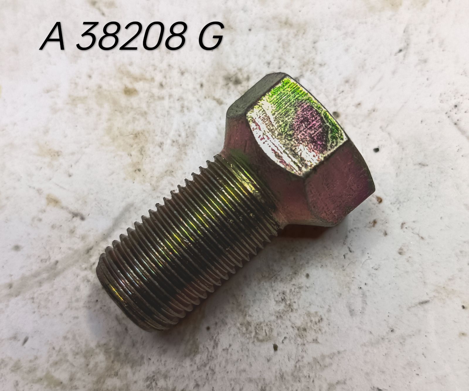 A 38208   BOLT  -  HUB  ( CNH )