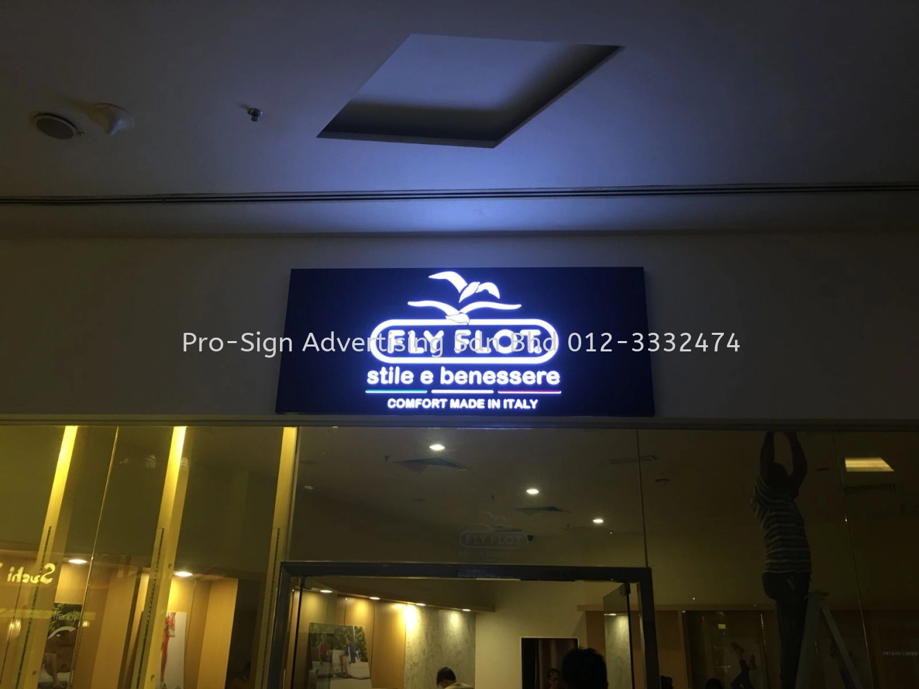 EMBOSSED ACRYLIC LIGHTBOX AND INKJET PRINTING (FLYFLOT, PLAZA 1MK, 2020)