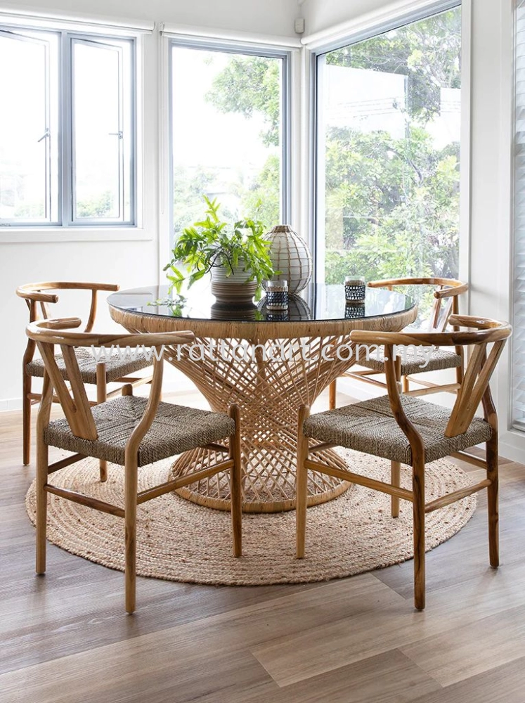 SHAW. RATTAN ROUND DINING TABLE WITH GLASS TOP