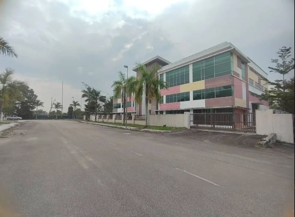 Kawasan Perindustrian SiLC @3 Storey Semi-D Factory FOR SALE