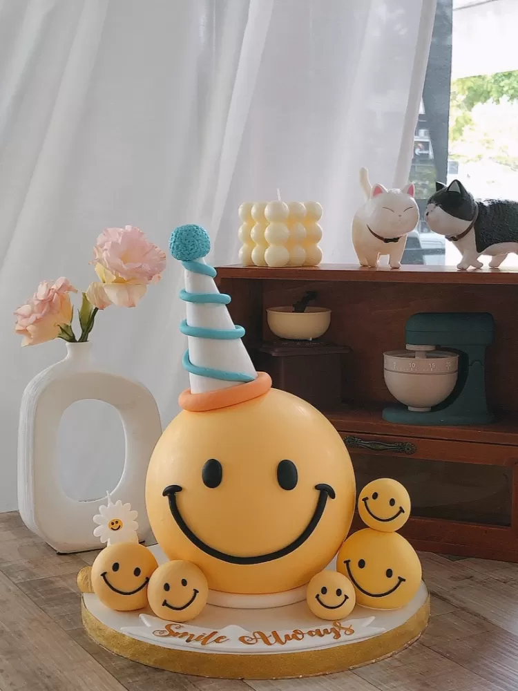 Emoji Smiley Chocolate Pinata