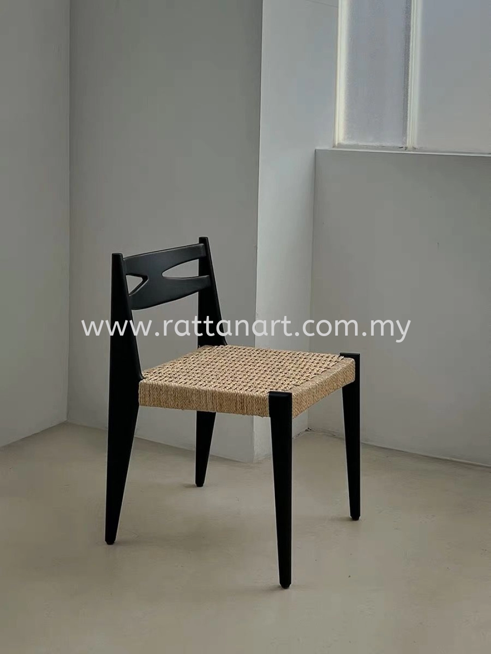 MAZEE. WOODEN DINING CHAIR WITH PAPERCORD