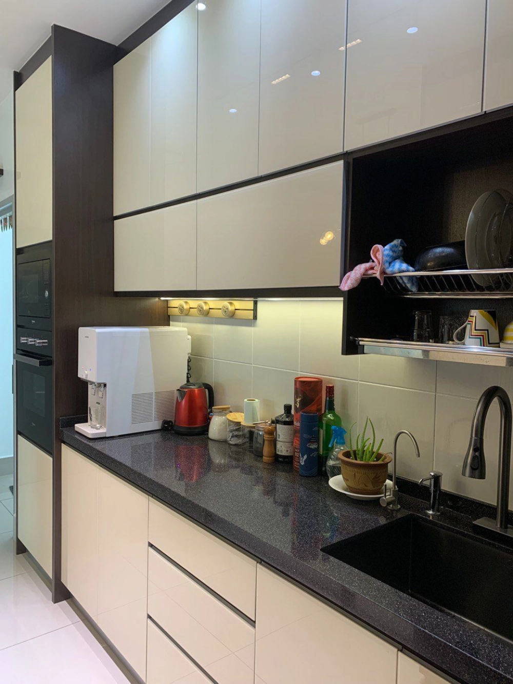 Kitchen cabinet design with practical storage
