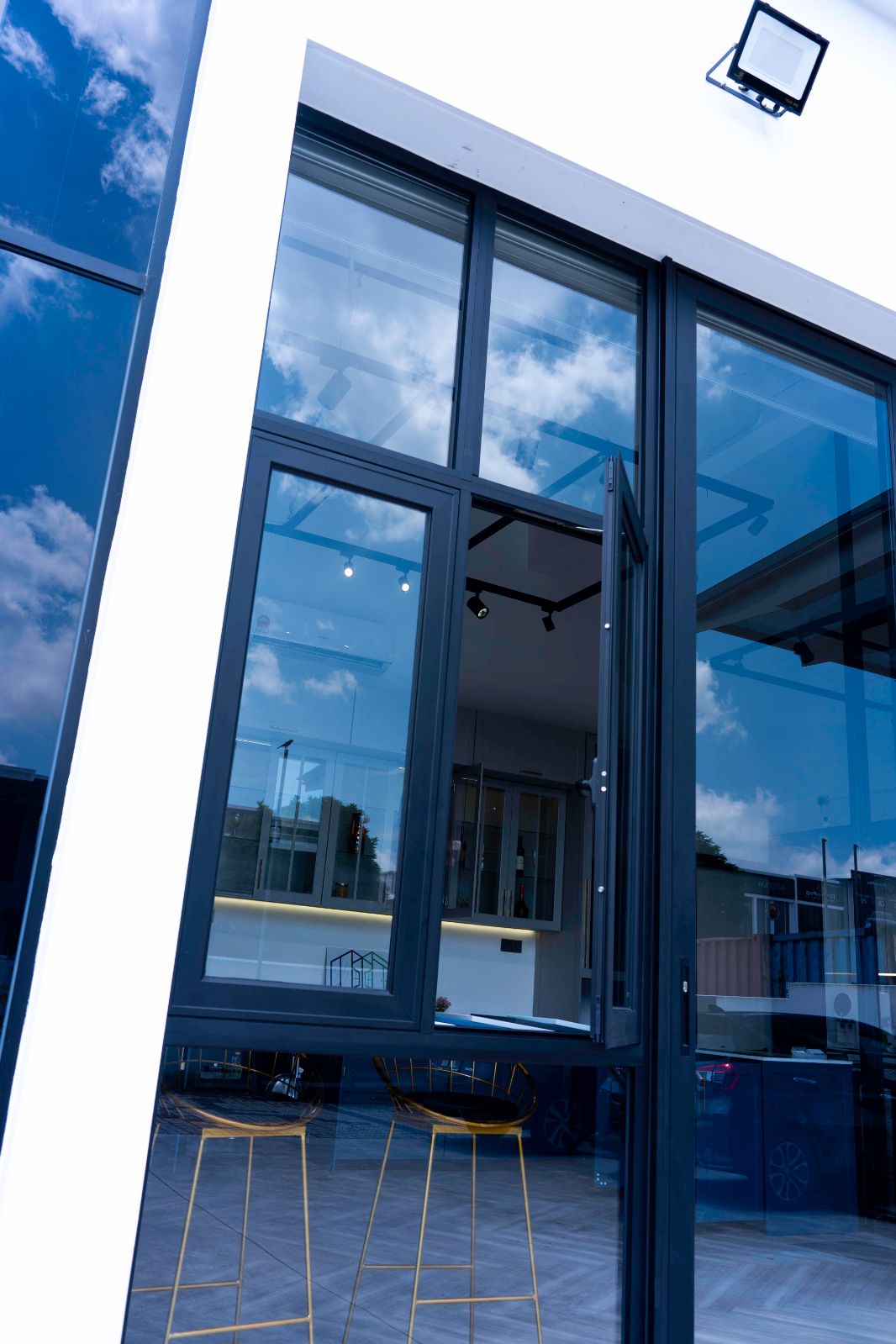 V Master Aluminium & Glass Trading (M) Sdn Bhd