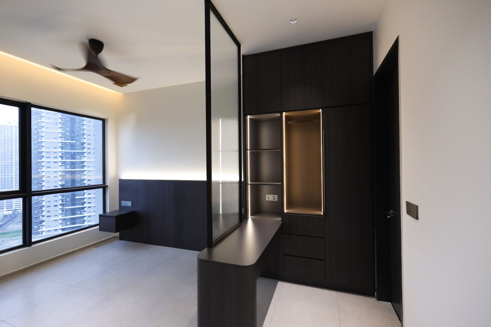Modern Black Built-In Wardrobe And Bedroom Cabinet Design | Cabinetku Malaysia