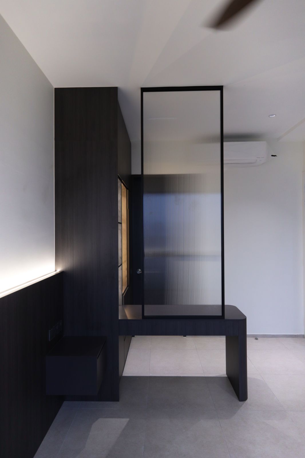Modern Bedroom Vanity Table And Glass Partition Design | Cabinetku Malaysia