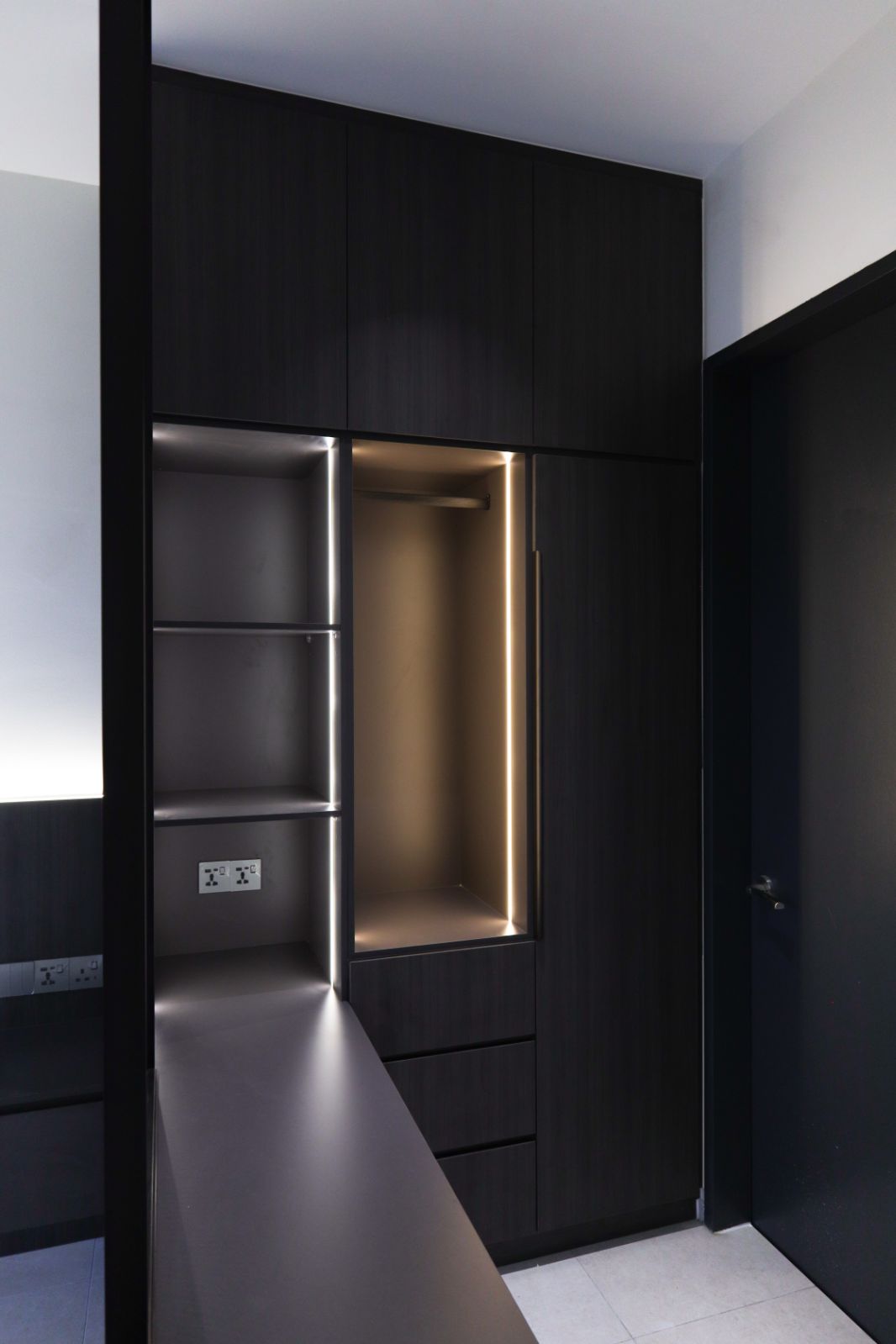 Modern Black Built-In Wardrobe With Vanity Table | Cabinetku Malaysia