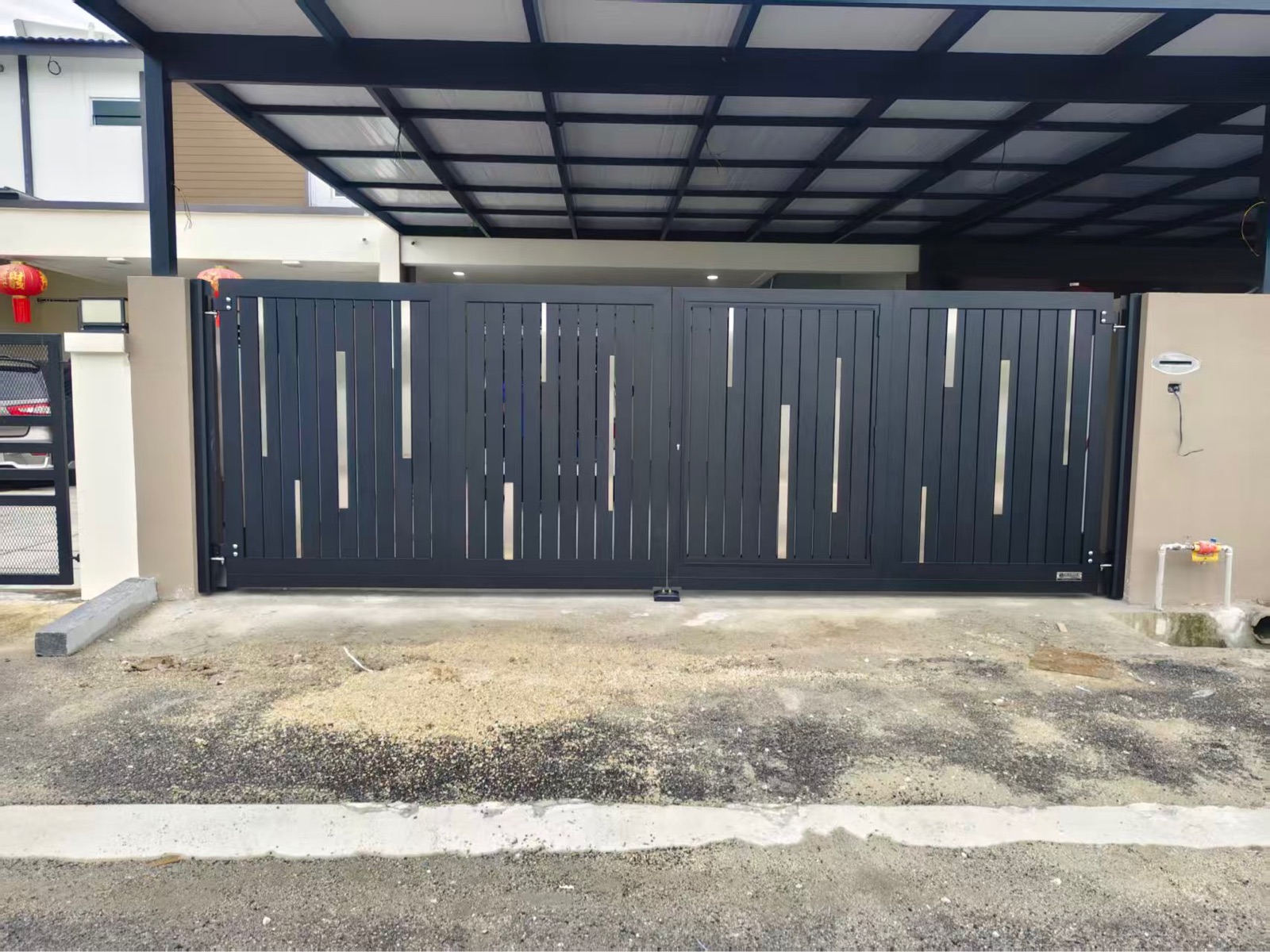 Delux UniGate X-Line 1 Design Size: 18 X 6 Ft  Location: Bandar Puteri Jaya