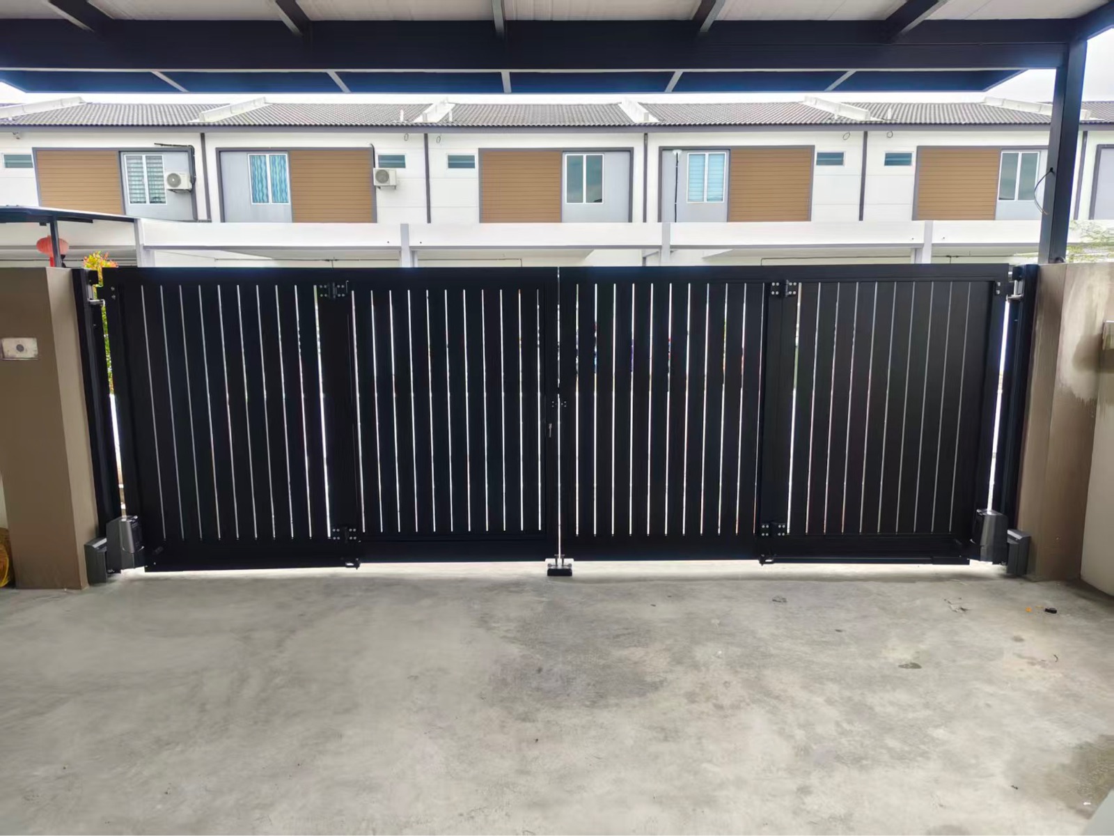Delux UniGate X-Line 1 Design Size: 18 X 6 Ft  Location: Bandar Puteri Jaya