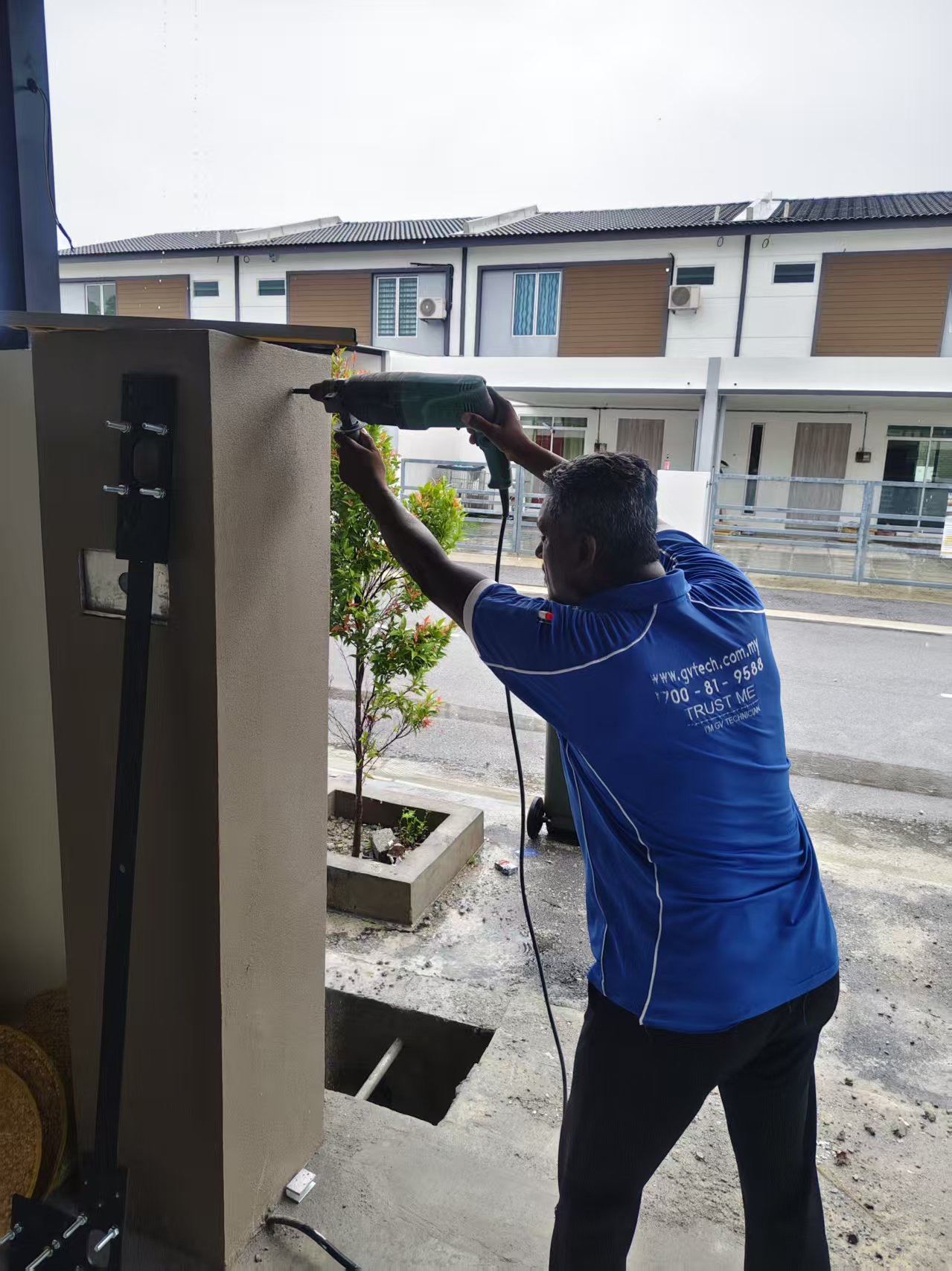 Delux UniGate X-Line 1 Design Size: 18 X 6 Ft  Location: Bandar Puteri Jaya
