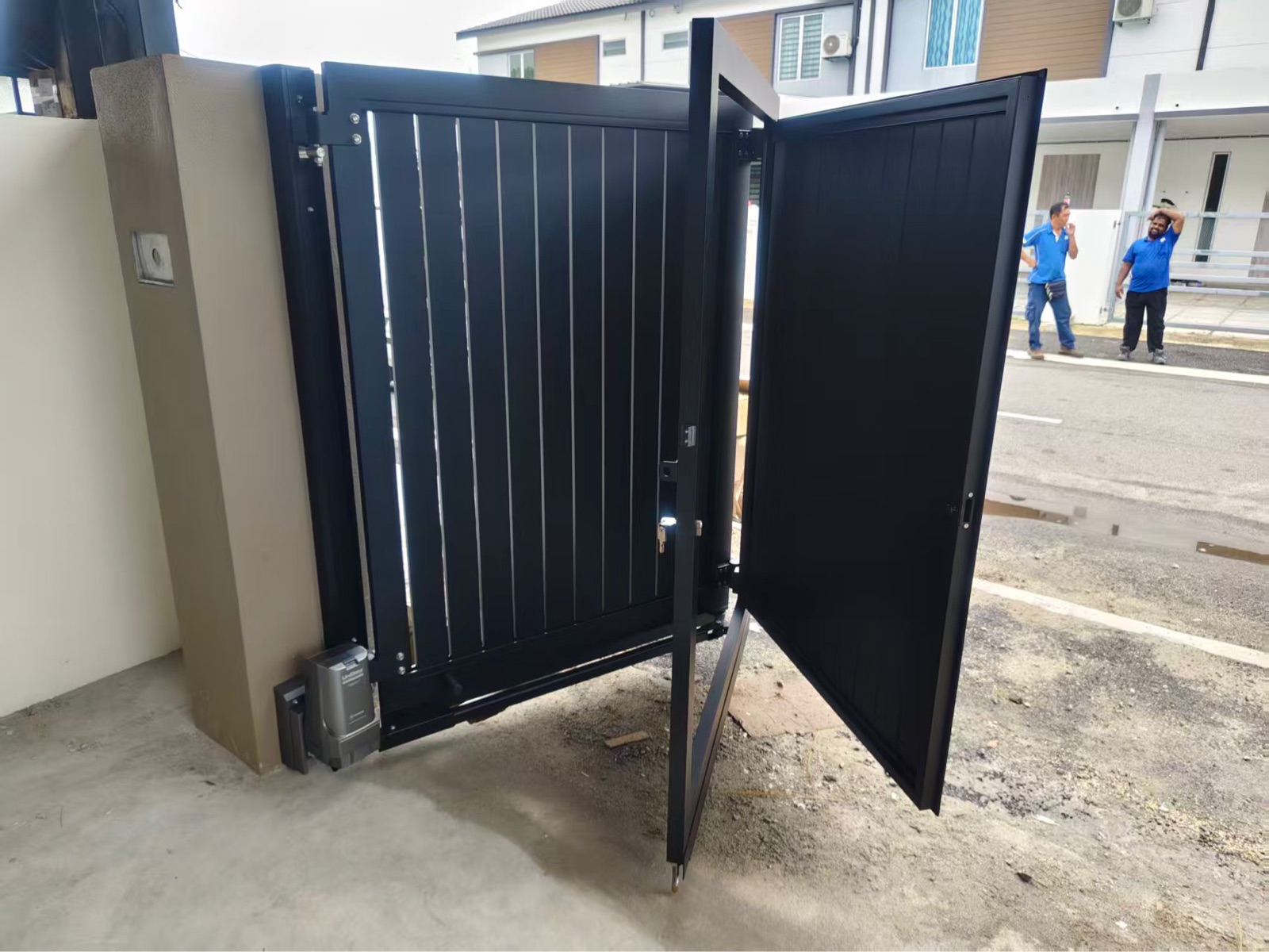 Delux UniGate X-Line 1 Design Size: 18 X 6 Ft  Location: Bandar Puteri Jaya