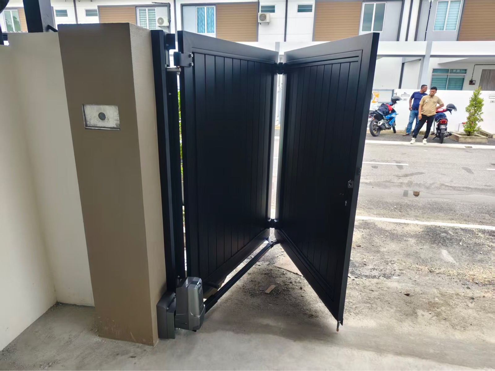 Delux UniGate X-Line 1 Design Size: 18 X 6 Ft  Location: Bandar Puteri Jaya