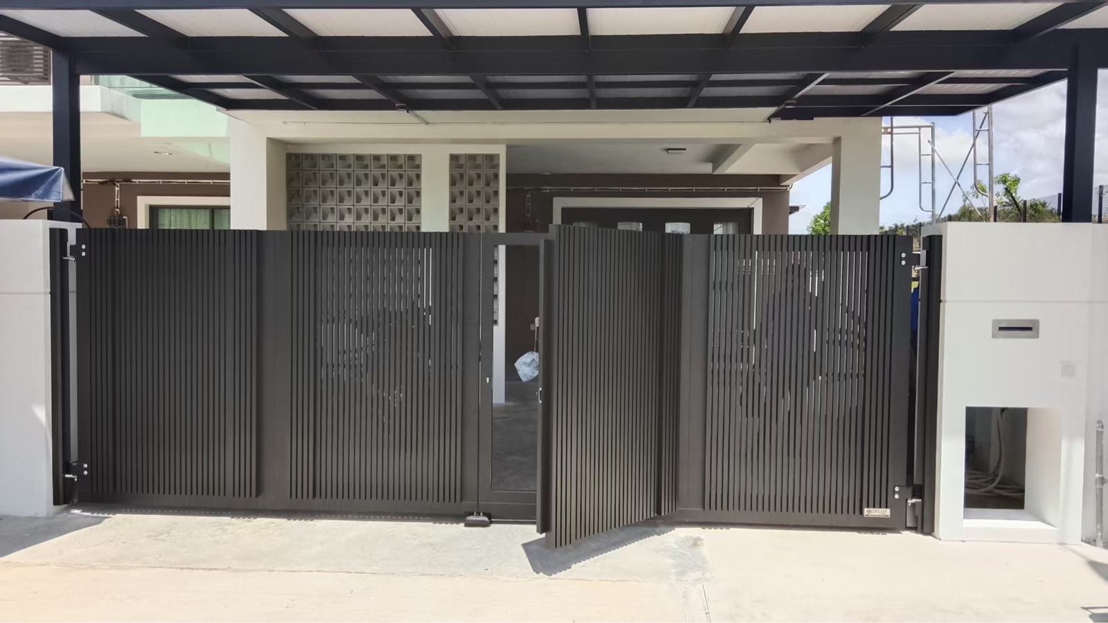 Delux UniGate X-28 Design Size: 18.5 X 6 Ft  Location: Salvia, Bukit Banyan