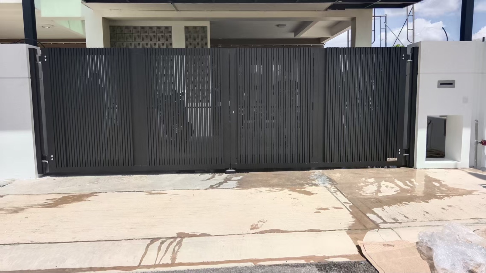 Delux UniGate X-28 Design Size: 18.5 X 6 Ft  Location: Salvia, Bukit Banyan