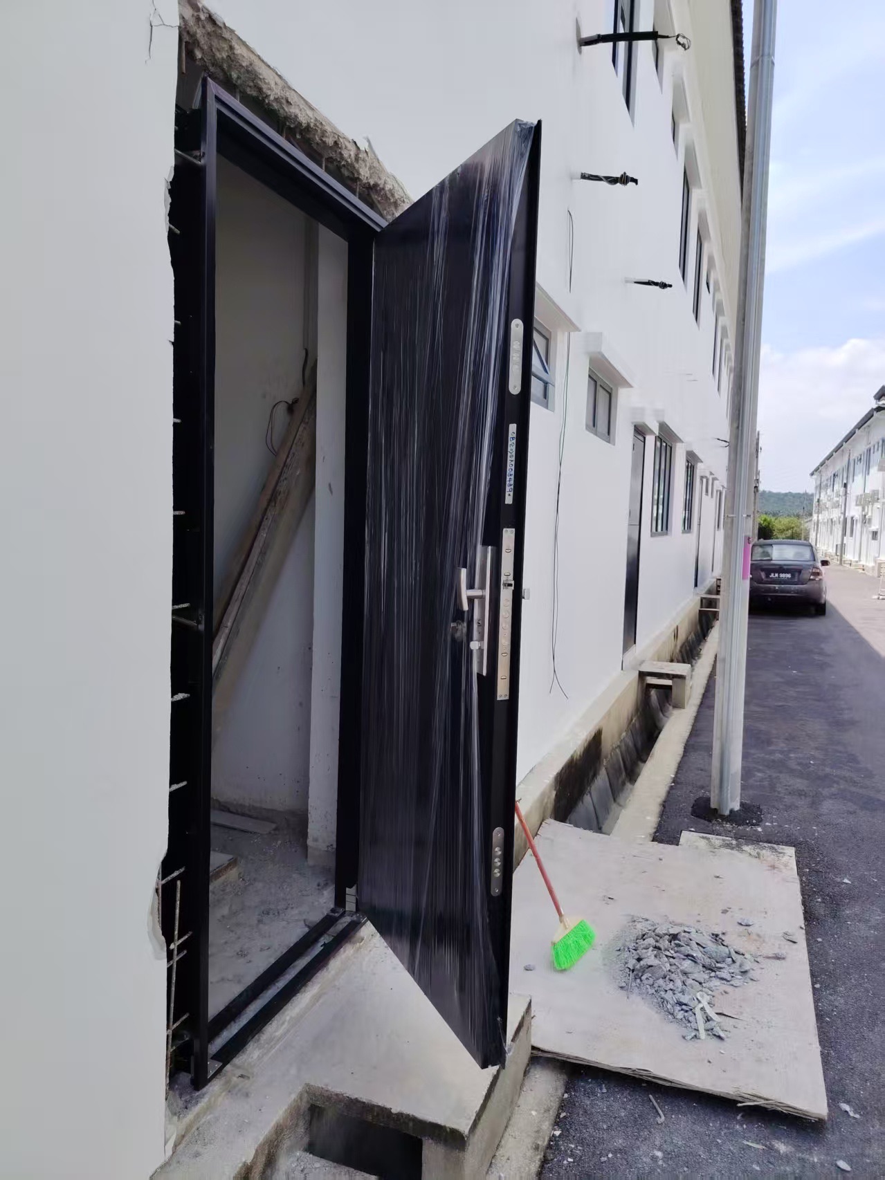 DT601 Size 4 X 8 Ft DT901 Size 3 X 7 Ft  Location: Bukit Banyan