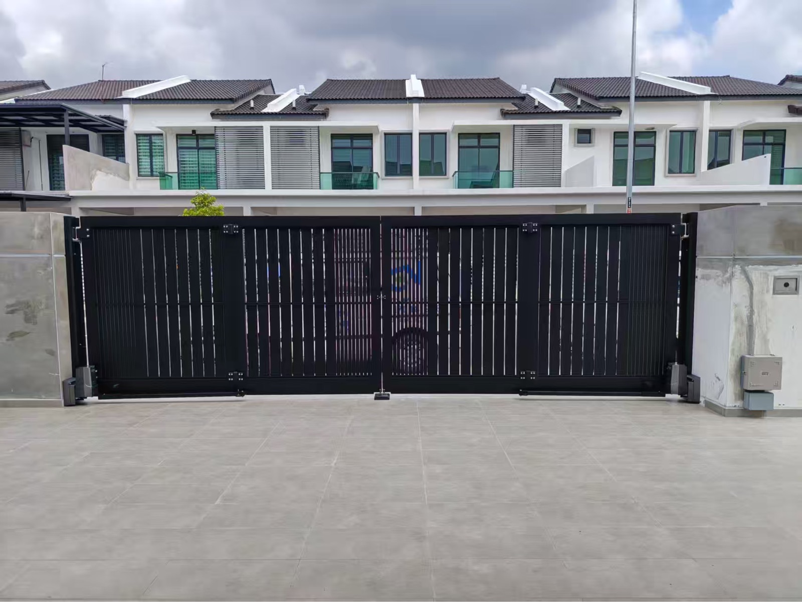 Delux UniGate Pine 6B Design Size: 20 x 6 ft   Location: Taman Intan Setia