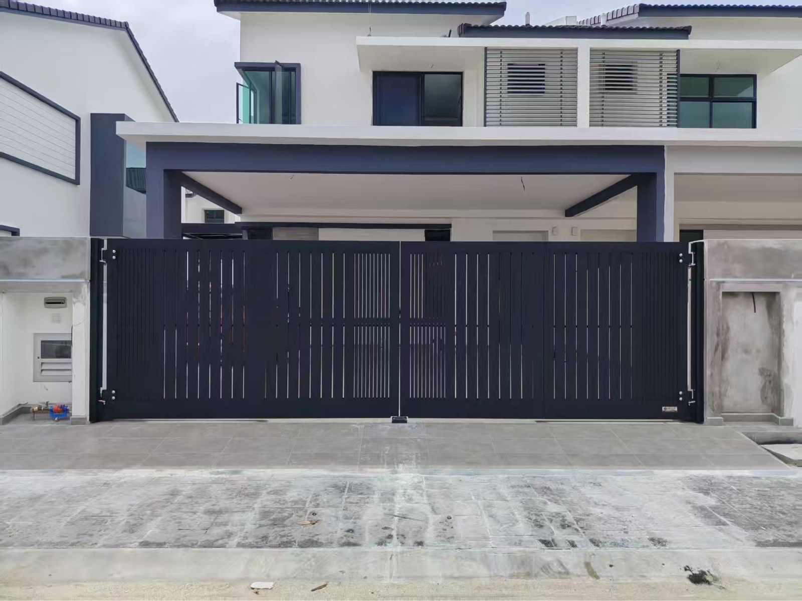 Delux UniGate Pine 6B Design Size: 20 x 6 ft   Location: Taman Intan Setia