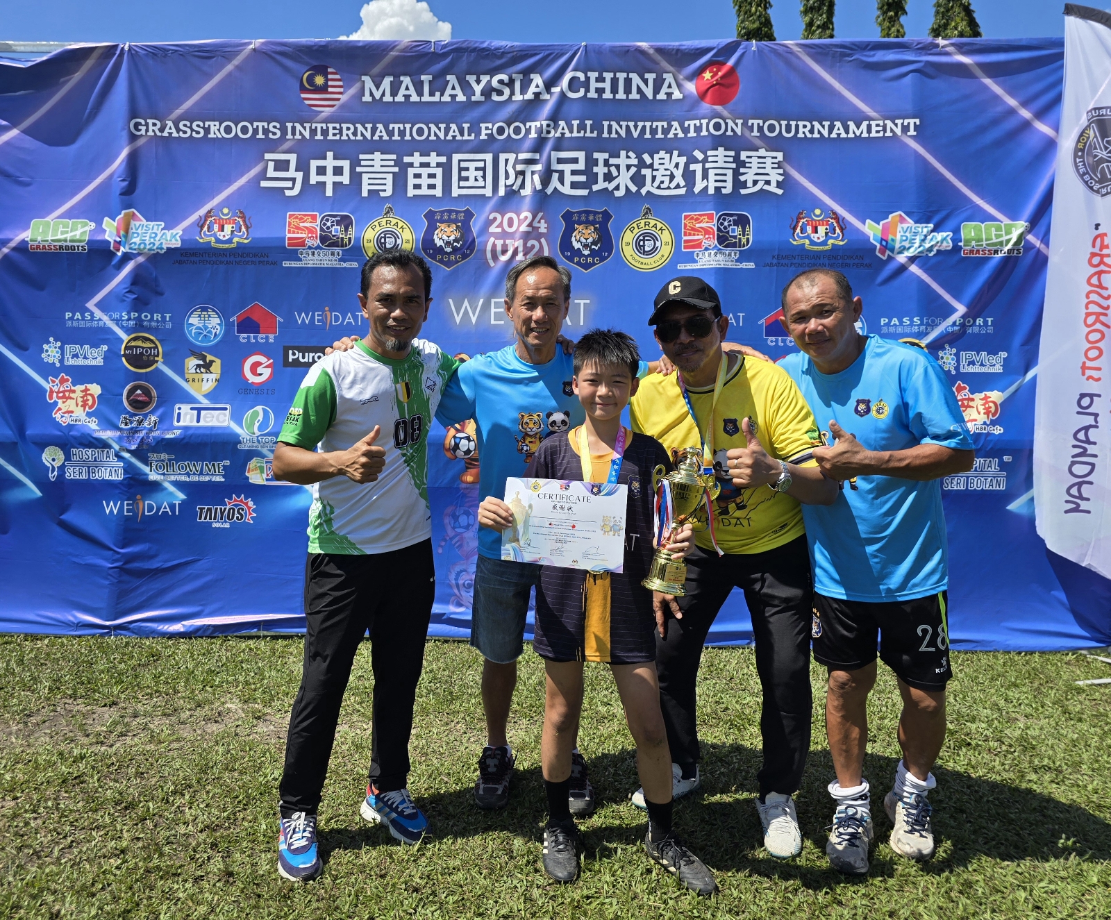  Support The Development Of Youth Football And Help Set Your Dreams On Foot!
It Is A Great Honor To Receive A Certificate Of Appreciation And A Commemorative Medal Presented By The Organizing Committee In Recognition Of Teck Seng Hin Electric Co. Sdn. Bhd. (Deshengxing) And TAIYOS SOLAR's Support And Sponsorship Of The 2024 Malaysia-China Youth International Football Invitational (U12).
We Have Always Believed That In Addition To Creating Value, Companies Also Bear The Responsibility Of Giving Back To Society. It Is Our Honor To Contribute To The Development Of Youth Sports And To Witness Children Sweating And Pursuing Their Dreams On The Football Field.