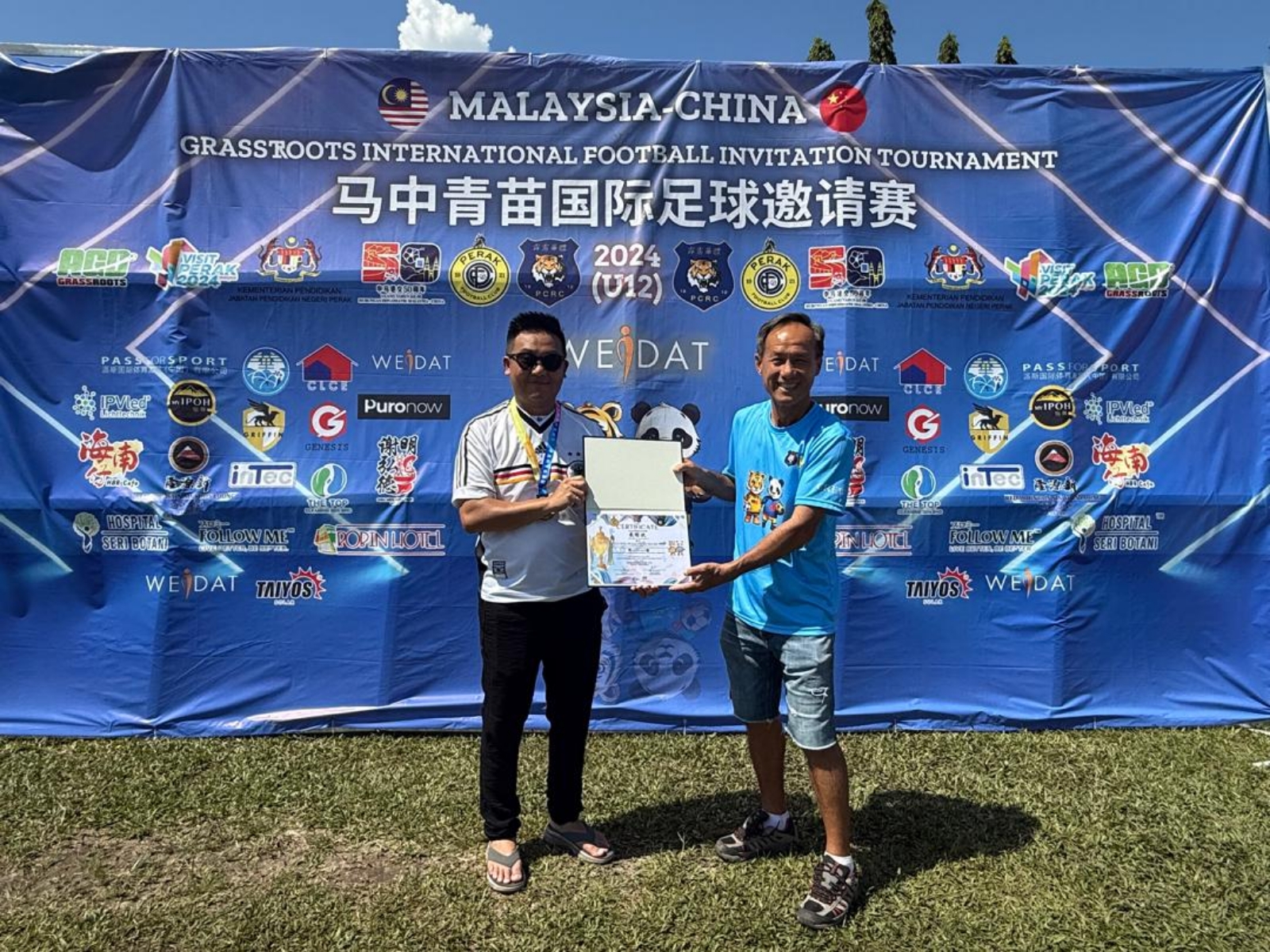  Support The Development Of Youth Football And Help Set Your Dreams On Foot!
It Is A Great Honor To Receive A Certificate Of Appreciation And A Commemorative Medal Presented By The Organizing Committee In Recognition Of Teck Seng Hin Electric Co. Sdn. Bhd. (Deshengxing) And TAIYOS SOLAR's Support And Sponsorship Of The 2024 Malaysia-China Youth International Football Invitational (U12).
We Have Always Believed That In Addition To Creating Value, Companies Also Bear The Responsibility Of Giving Back To Society. It Is Our Honor To Contribute To The Development Of Youth Sports And To Witness Children Sweating And Pursuing Their Dreams On The Football Field.