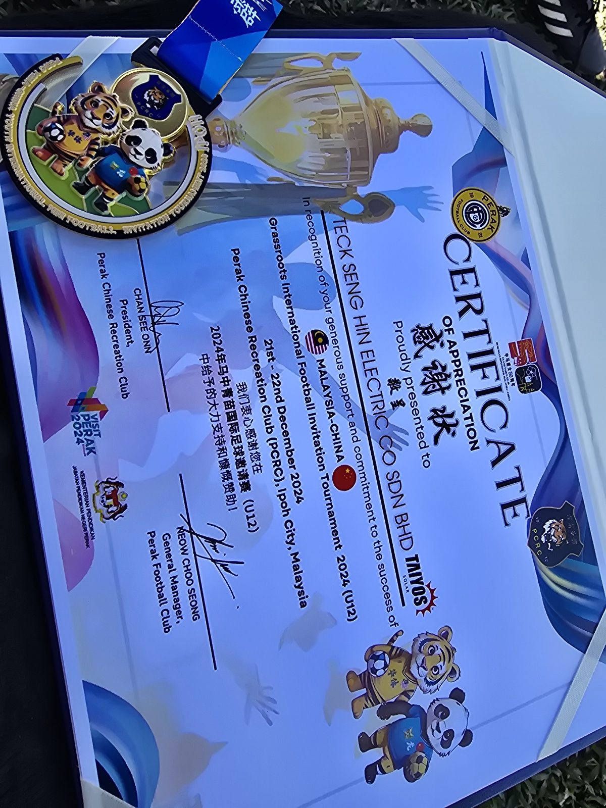  Support The Development Of Youth Football And Help Set Your Dreams On Foot!
It Is A Great Honor To Receive A Certificate Of Appreciation And A Commemorative Medal Presented By The Organizing Committee In Recognition Of Teck Seng Hin Electric Co. Sdn. Bhd. (Deshengxing) And TAIYOS SOLAR's Support And Sponsorship Of The 2024 Malaysia-China Youth International Football Invitational (U12).
We Have Always Believed That In Addition To Creating Value, Companies Also Bear The Responsibility Of Giving Back To Society. It Is Our Honor To Contribute To The Development Of Youth Sports And To Witness Children Sweating And Pursuing Their Dreams On The Football Field.