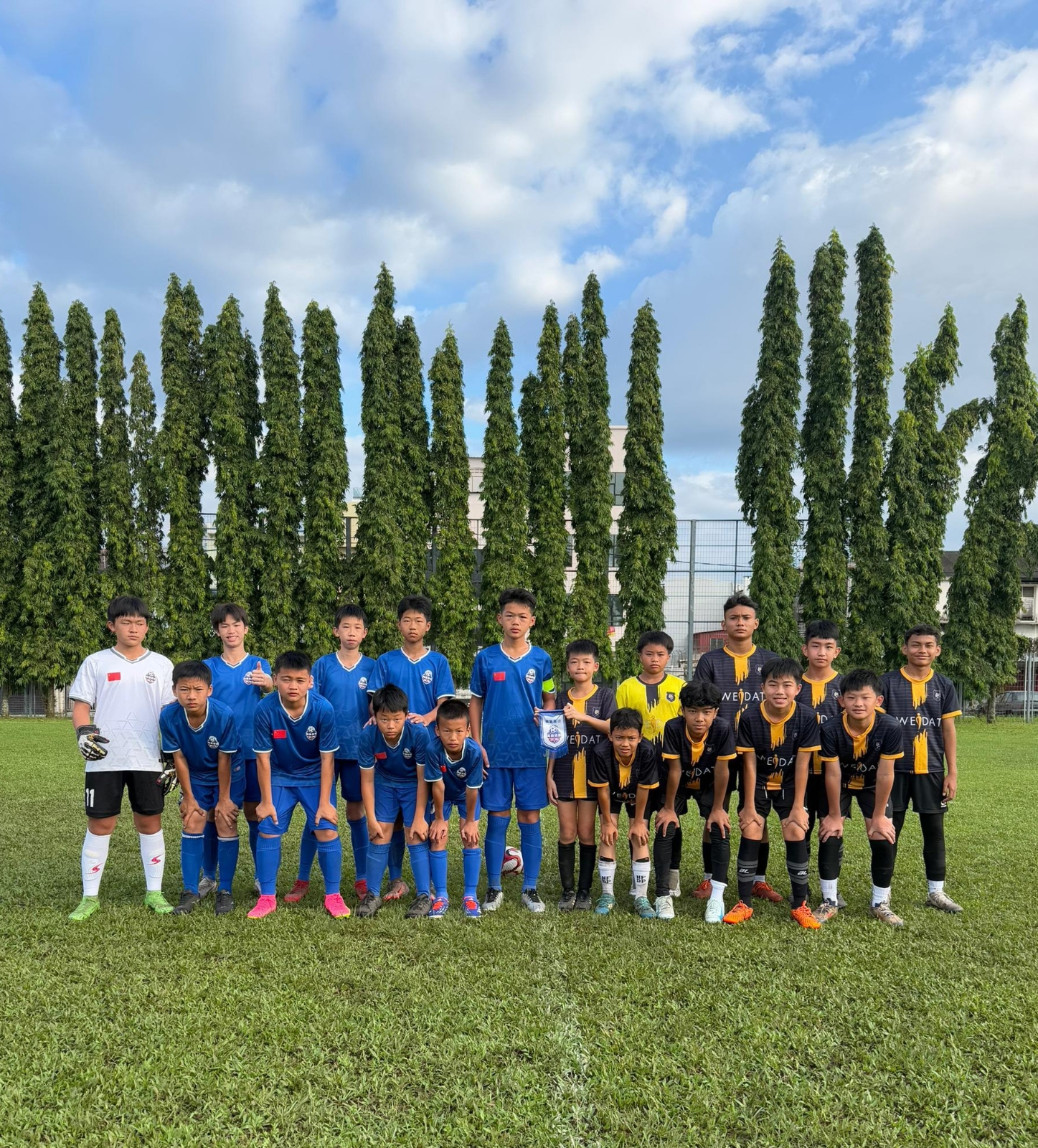  Support The Development Of Youth Football And Help Set Your Dreams On Foot!
It Is A Great Honor To Receive A Certificate Of Appreciation And A Commemorative Medal Presented By The Organizing Committee In Recognition Of Teck Seng Hin Electric Co. Sdn. Bhd. (Deshengxing) And TAIYOS SOLAR's Support And Sponsorship Of The 2024 Malaysia-China Youth International Football Invitational (U12).
We Have Always Believed That In Addition To Creating Value, Companies Also Bear The Responsibility Of Giving Back To Society. It Is Our Honor To Contribute To The Development Of Youth Sports And To Witness Children Sweating And Pursuing Their Dreams On The Football Field.