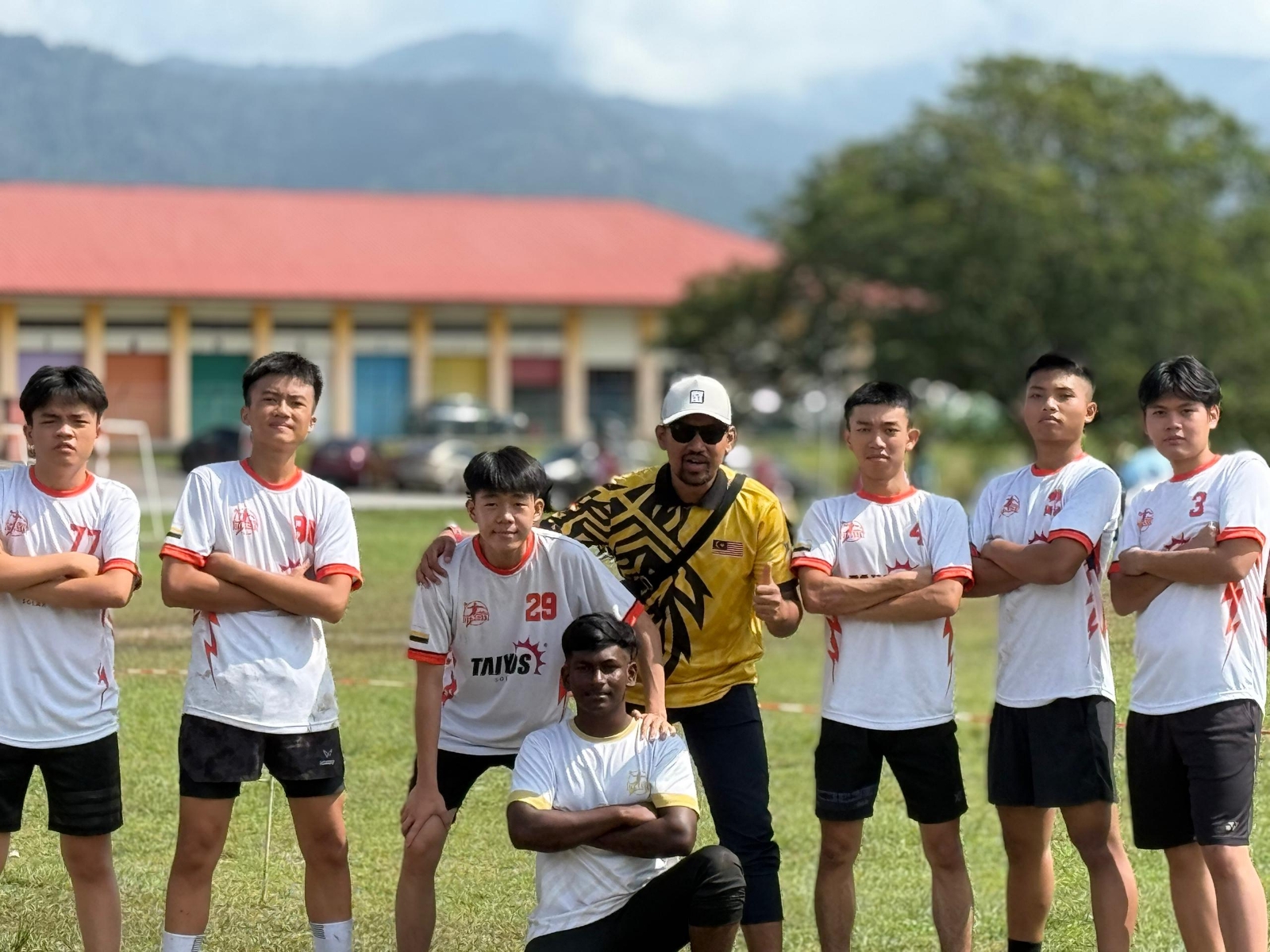 TAIYOS SOLAR and Teck Seng Hin since 1936 are honored to sponsor the team and contribute to the development of local sports.
We have always believed that, in addition to pursuing growth, companies should also actively give back to society and support the younger generation in bravely pursuing their dreams. Every jersey is not just a brand; it also carries a sense of responsibility, encouragement, and support for the spirit of sportsmanship.
We hope the players will put on this jersey, give their all on the field, never give up, demonstrate team spirit, and create more exciting moments!