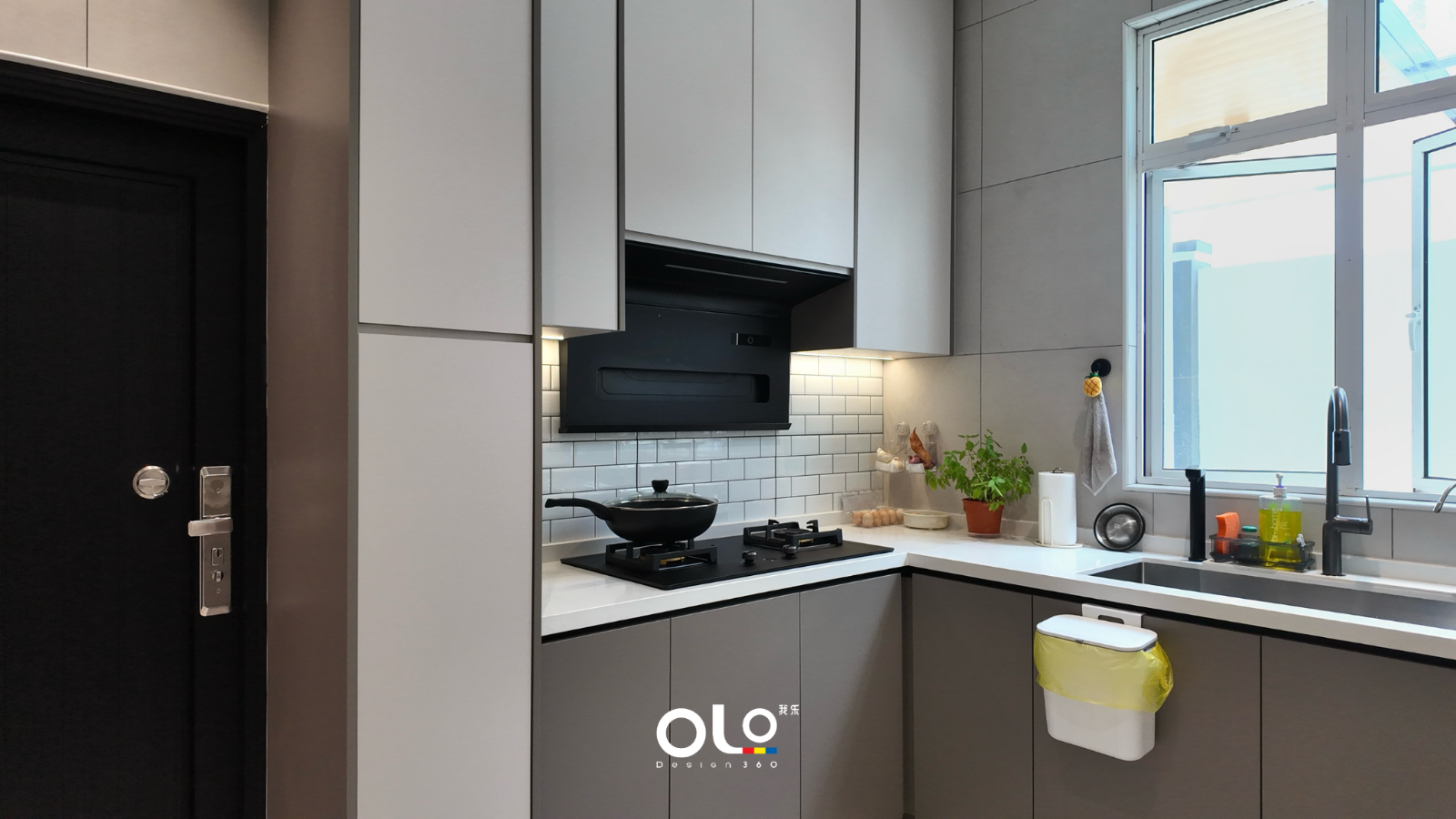 Wet Kitchen Cabinet with Built-in Hood