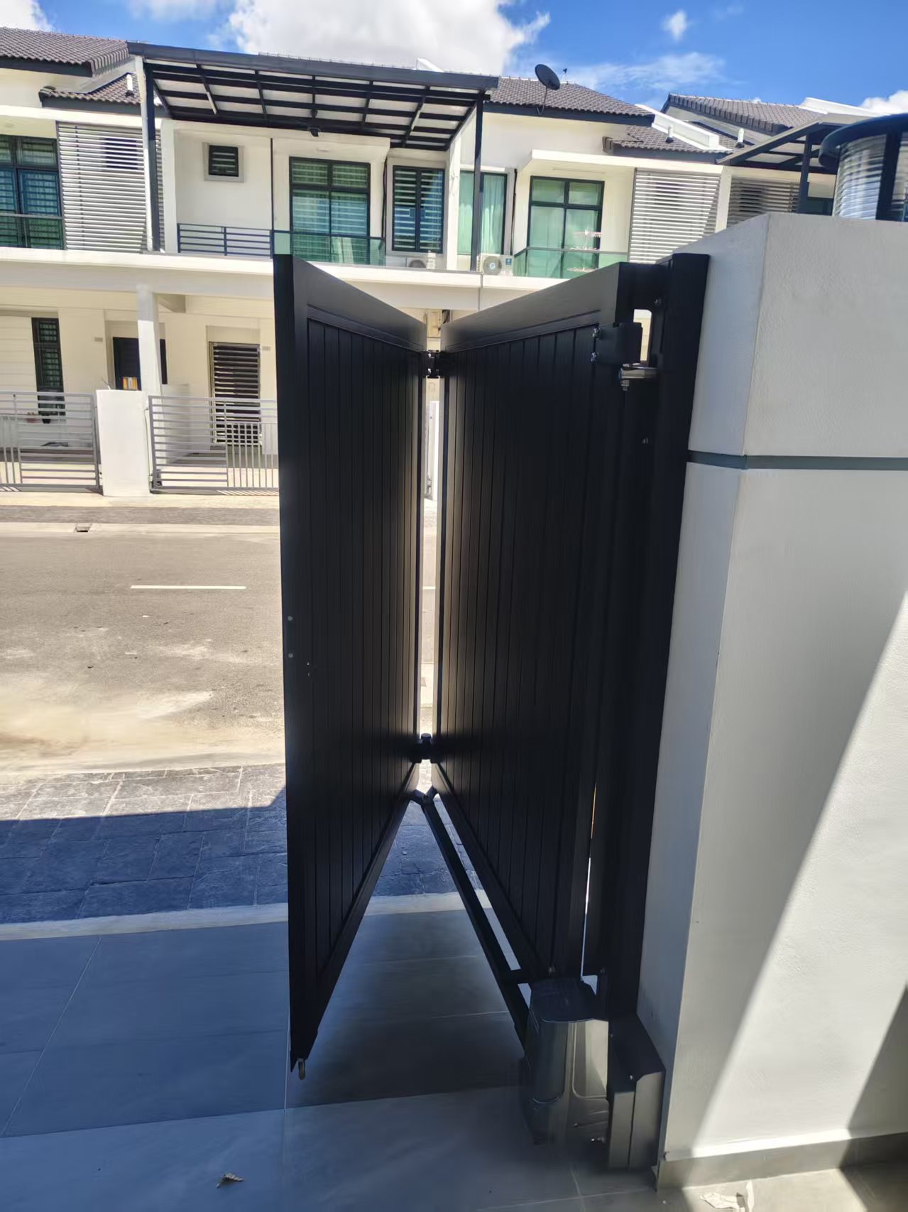 Delux X-Line 1 Design Size: 20 X 6 Ft   Location: Taman Intan Setia