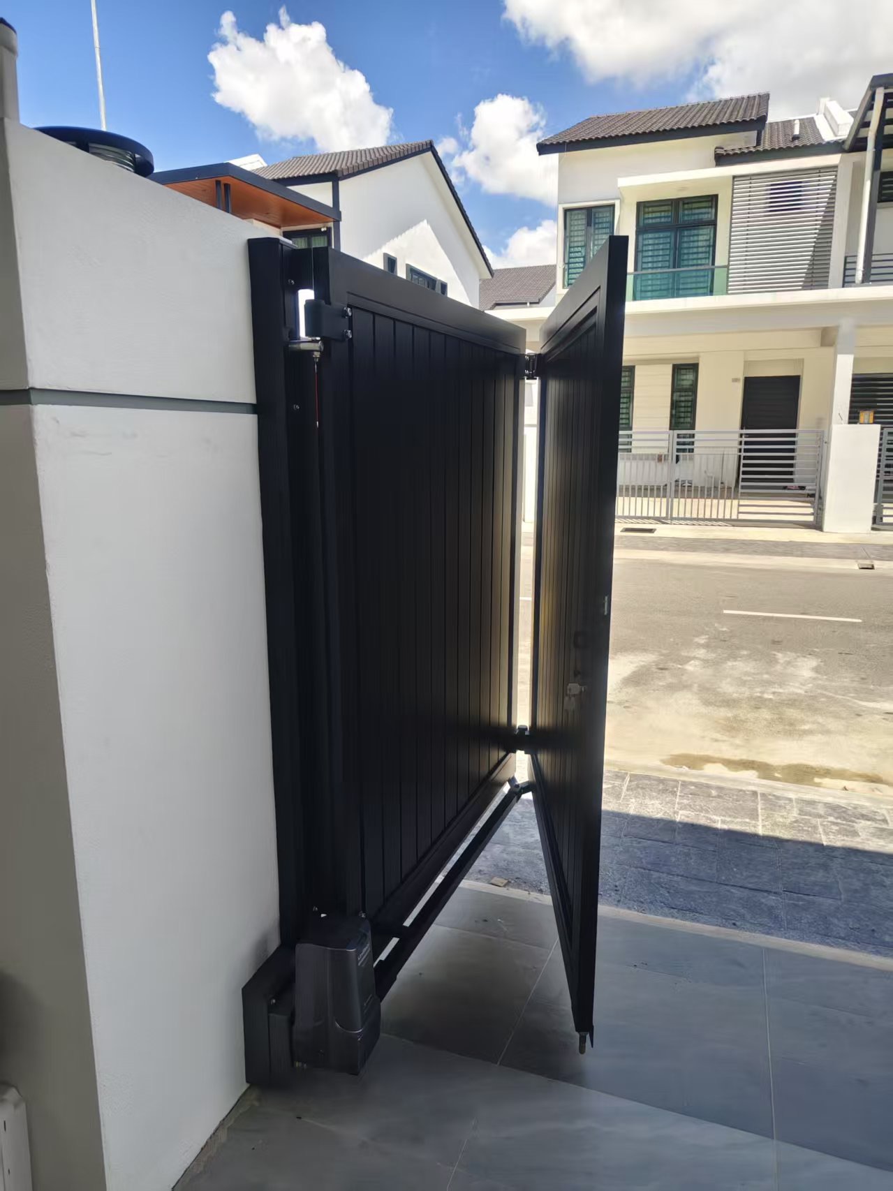 Delux X-Line 1 Design Size: 20 X 6 Ft   Location: Taman Intan Setia