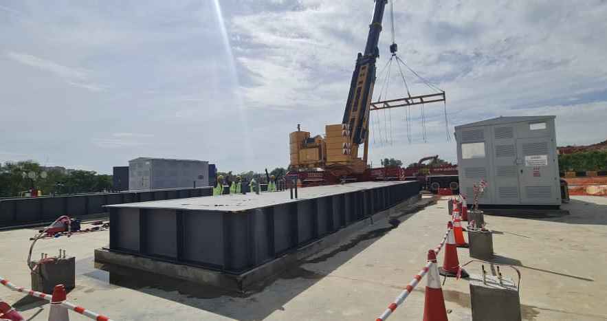 Belly Tanks sits atop concrete plinth before 20 tonnes 3MW Generator Set c/w Enclosure to be unloaded on top it.