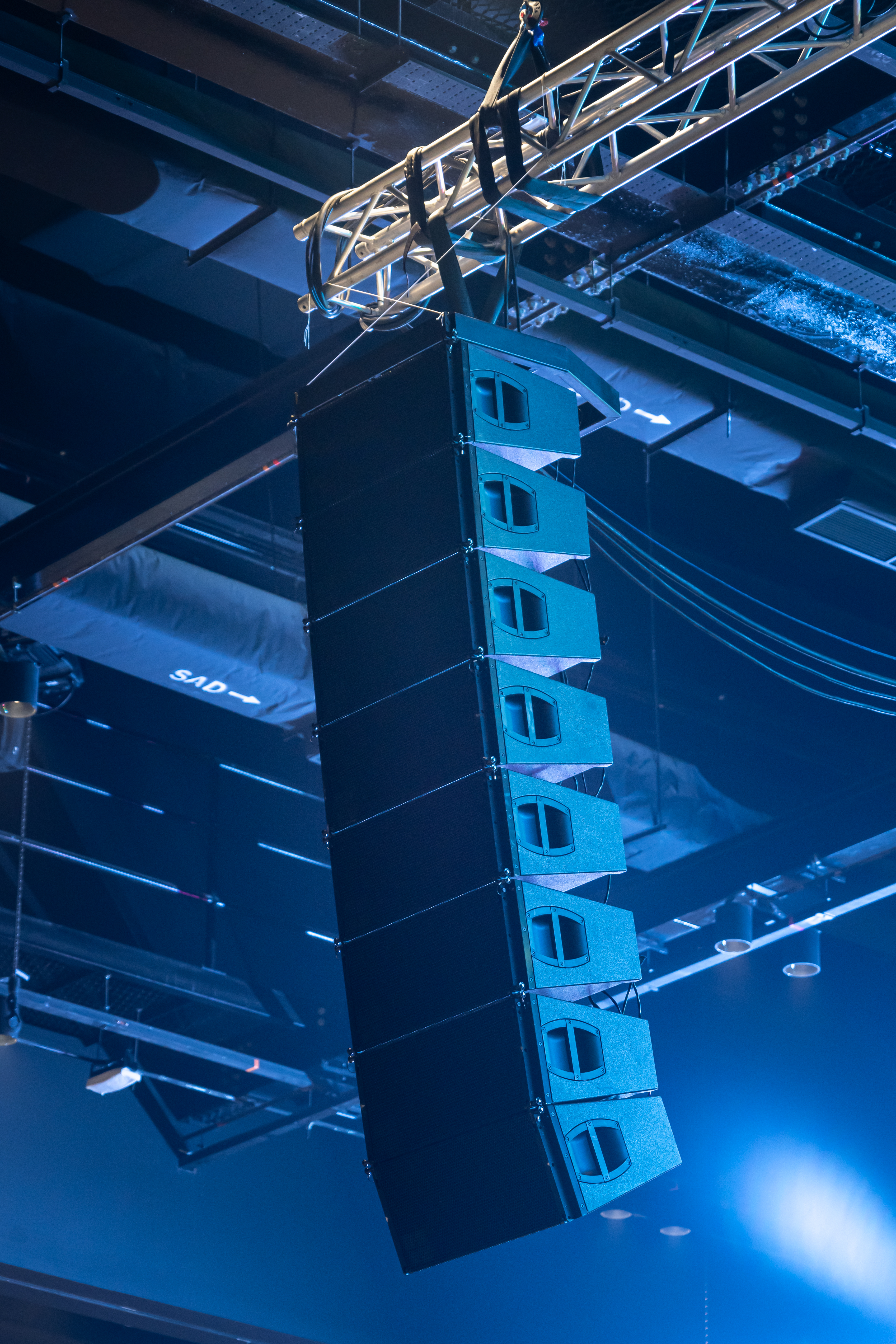 High-power line array speaker system flown for large-scale outdoor festivals, marathons, and esport tournaments.